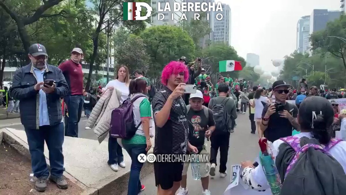 🚨🇲🇽 | "PRESENTACIÓN CON VIDA Y CASTIGO A LOS CULPABLES": Aficionados se unieron a las manifestaciones de las Madres Buscadoras en la CDMX previo al partido de México vs Inglaterra para respaldarlas en su lucha por visibilizar la crisis de desaparecidos.