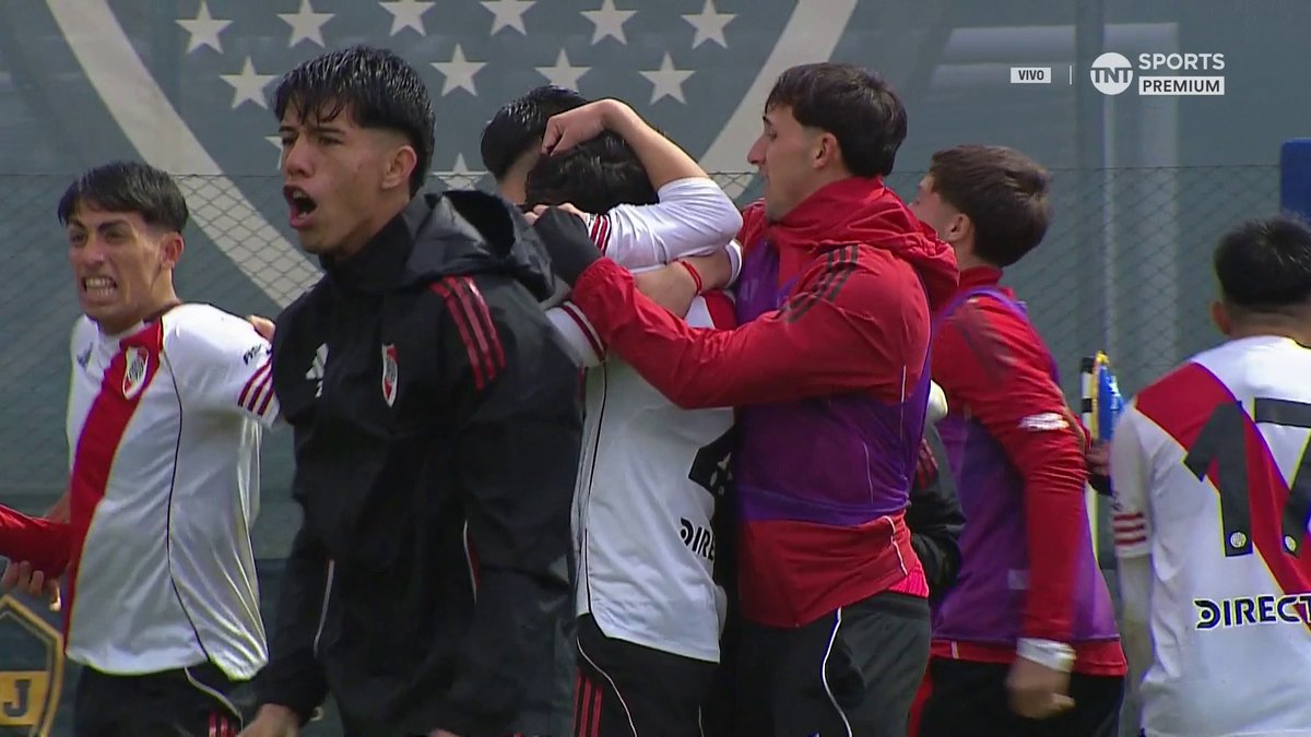 Santiago Meloni había sido convocado por primera vez a la Reserva de River y metió el penal definitivo para ganarle a Boca en la semifinal en Boca predio. Había saltado un pan de pasto en el penal anterior. Increíble!