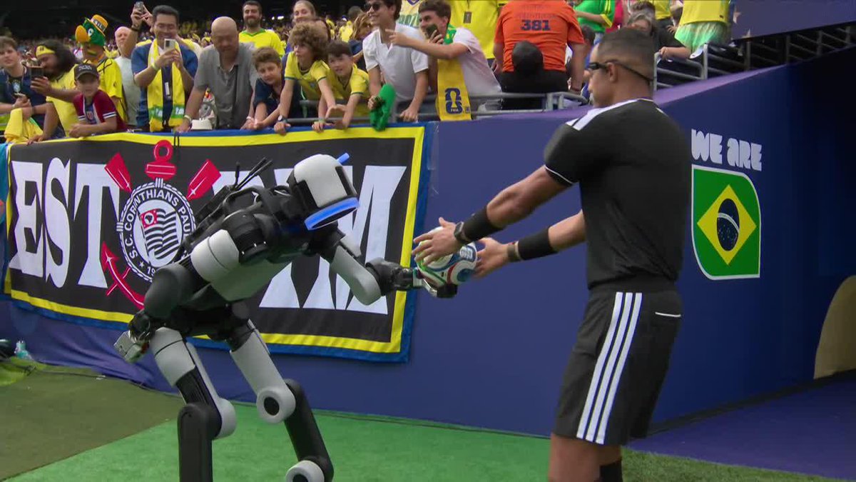 ¡ASISTENTE DE LUJO! Un robot le entregó la pelota al árbitro Ismail Elfath para que se juegue el ST entre Brasil y Noruega. ¡TOP! ⚽ #ESPNMundial 📺 Mirá los mejores partidos de la #FIFAWorldCup por ESPN, en el Plan Premium de #DisneyPlus