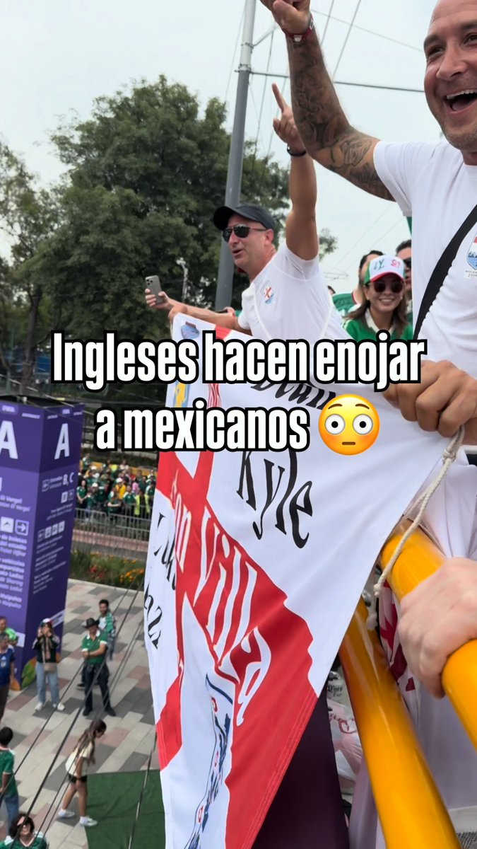 ¡LOS HICIERON ENOJAR! 🔥 Ingleses desplegaron una bandera e hicieron enojar a aficionados mexicanos 🤯