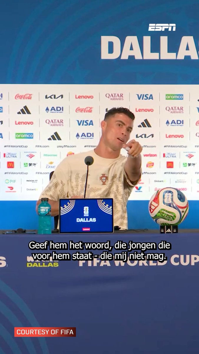Cristiano Ronaldo dolt met de pers. "Het vervelendste? Om met jullie te moeten praten." 😜