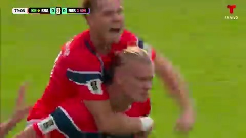 ¡¡¡NO ES DE ESTE PLANETA!!! ¡¡¡NO LO ES!!! ¡¡¡APARECIÓ ERLING HAALAND!!! El goleador noruego marca de cabeza y pone arriba a su selección sobre Brasil. ¿Reaccionan los brasileños? Faltan ya 10 minutos del partido.