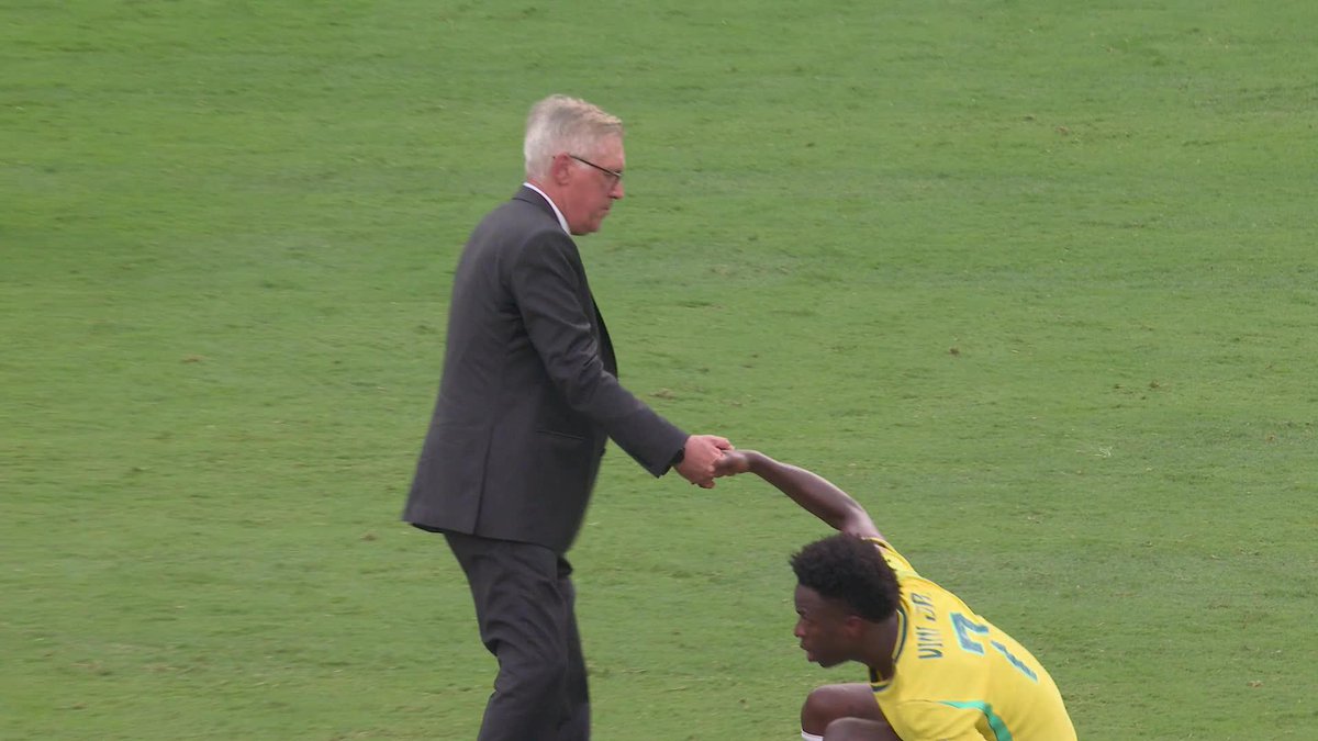 LA VERDEAMARELA DE CARLETTO DICE ADIÓS... Tras la eliminación de Brasil de la Copa del Mundo, Ancelotti saludó a Solbakken, levantó a Vini y se fue directo al vestuario. ⚽ #ESPNMundial 📺 Mirá los mejores partidos de la #FIFAWorldCup por ESPN, en el Plan Premium de #DisneyPlus