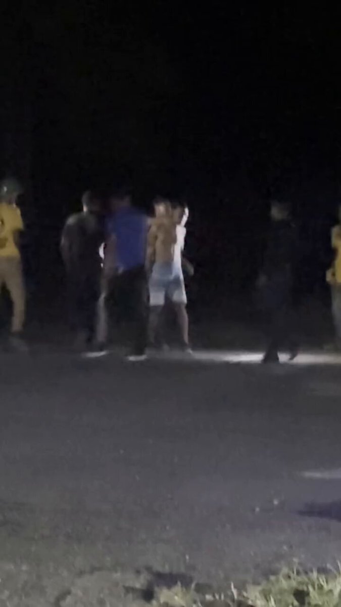 #GUARDIANACIONAL Aprehenden a un sujeto presuntamente hurtando en la zona de desastre, la Guardia Nacional en lugar de instruir el procedimiento penal correspondiente, permite que sea pateado por otras personas. Esto es anómalo, inaceptable, si se comete un delito debe ir preso y ser procesado, la barbarie no puede ser lo que distinga a las instituciones policiales y militares. Que dirá de esto el flamante representante de ONU Gianluca Rampolla 🇺🇳.