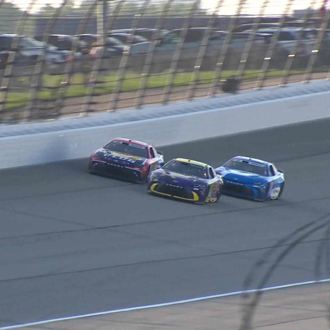 This three-wide battle for the lead. 👏