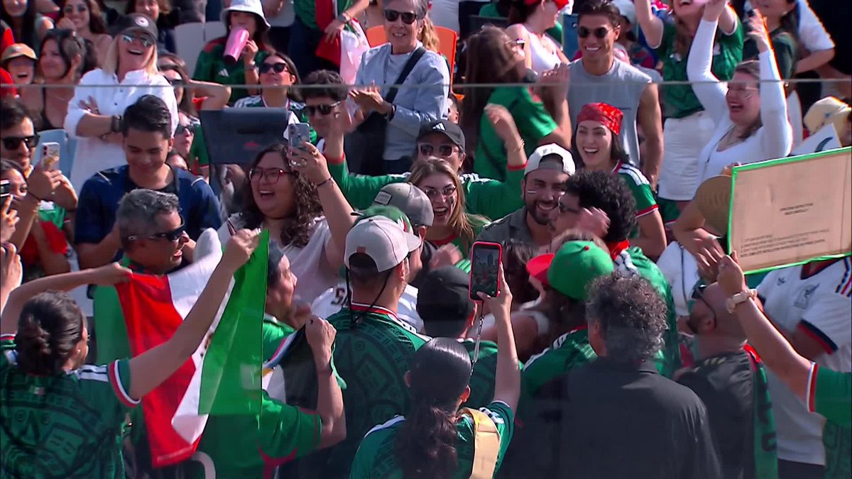 Lindsay Hamilton is partying with the Mexico fans before the game Linz_Hamilton! #FIFAWorldCup