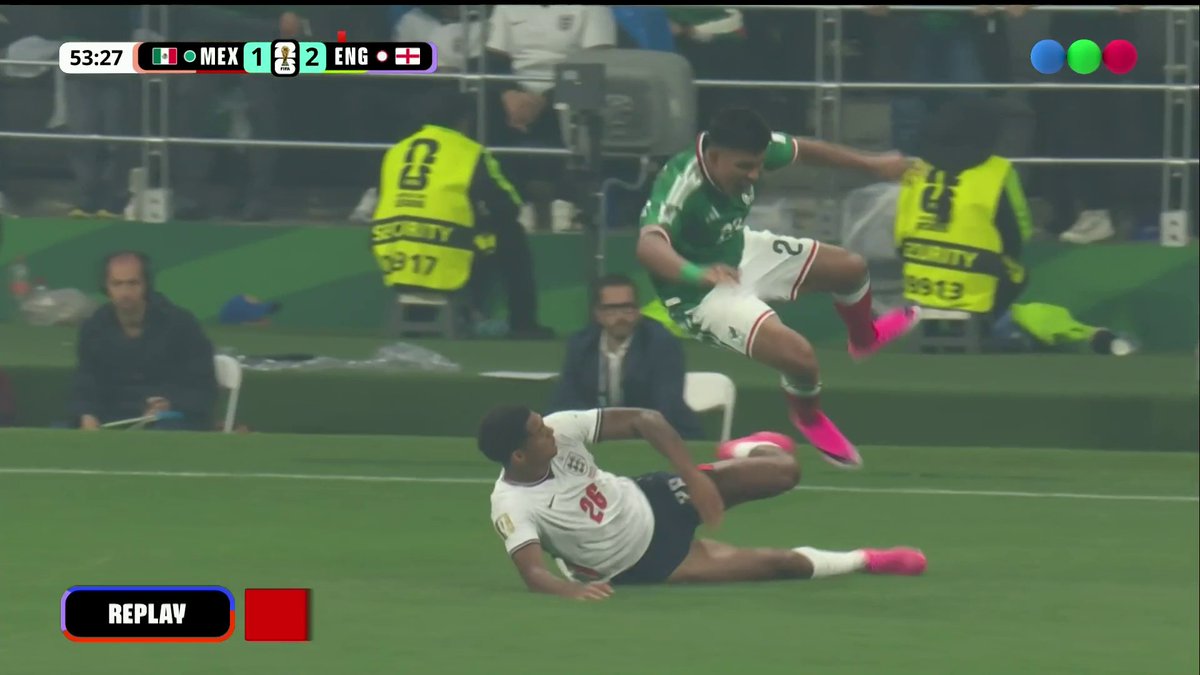 🇲🇽🏴󠁧󠁢󠁥󠁮󠁧󠁿 | #AHORA El futbolista africano de la selección de Inglaterra, Jarell Quansah, fue expulsado del partido contra México tras una revisión del VAR.