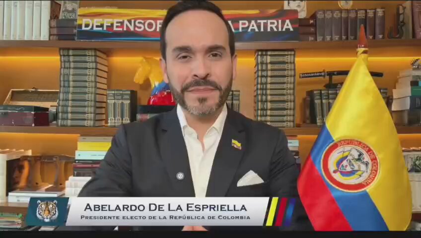 #Política| El presidente Electo Abelardo de La Espriella aseguró que el gobierno actual entrega el sistema de salud en cuidados intensivos. Frente a la crisis aseguró que nueve de cada diez colombianos no reciben de manera completa los medicamentos que requieren y afirmó que miles de pacientes permanecen a la espera de tratamientos.
