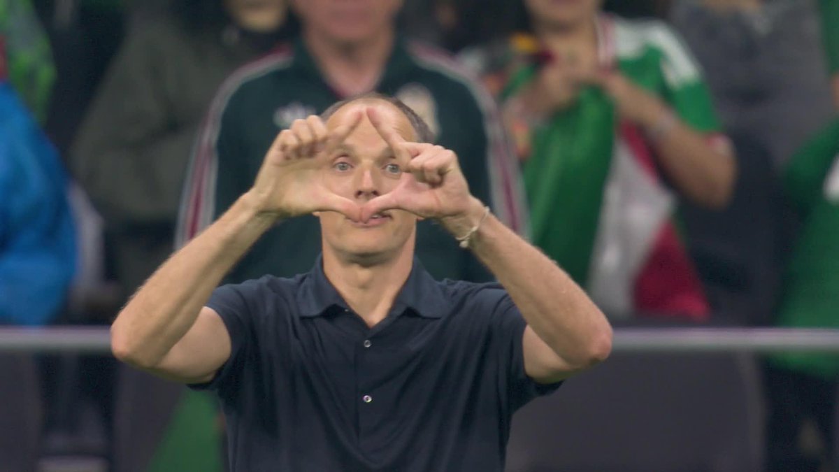 "Thomas Tuchel" Por las señas que le hizo el director técnico de Inglaterra a sus jugadores, las cuales nadie entendió.