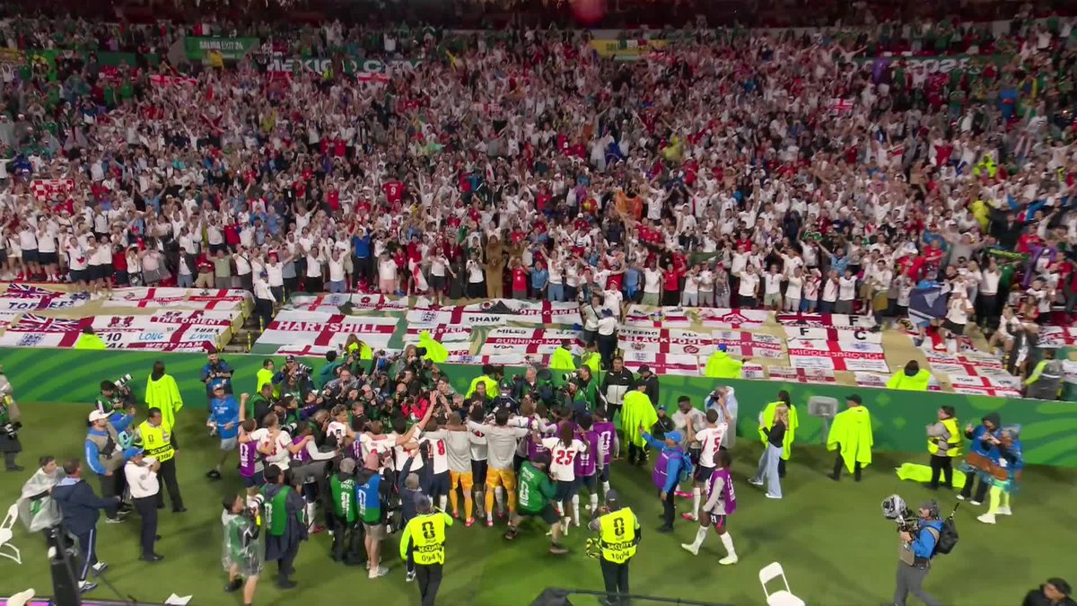 England sing "Wonderwall" with the fans to celebrate win! #FIFAWorldCup