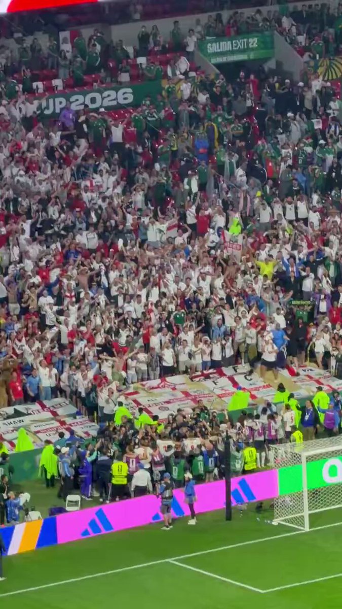 Jogadores da Inglaterra comemorando a classificação para as quartas de final da Copa juntamente com os torcedores no Estadio Azteca, ao som de wonderwall, do Oasis.