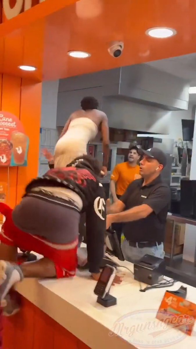 Let's check in on the local Popeyes fried chicken fine dining establishment and see how it's going 🍗 Exactly as expected. This location will likely be putting up bulletproof glass to keep the staff safe shortly 🤨 Dine accordingly... #CityLife #popeyes #diversity #chicken #culture #riot #crime #decay #3rdWorld #democrats