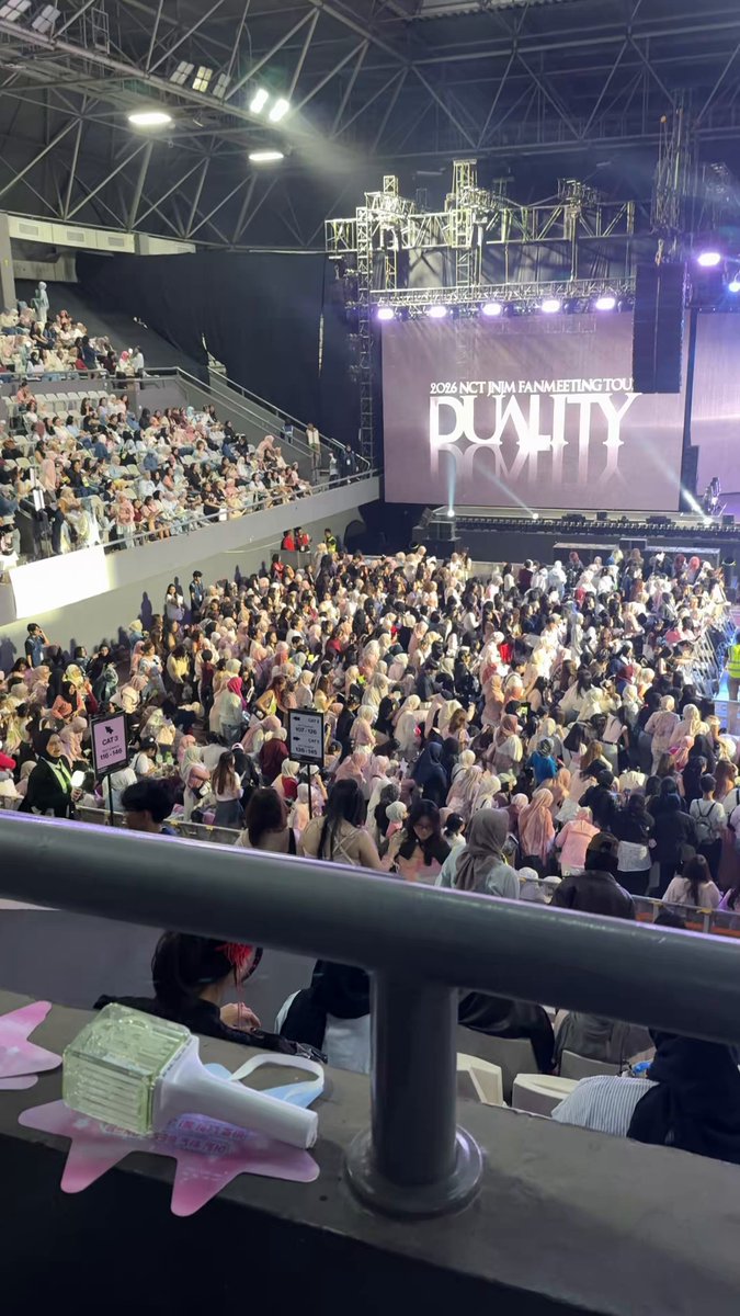 Pertama kali lihat ini gue merinding parah, karena selama ini selalu konseran di floor standing. Ini gila sih pantes aja rasanya kalo di bawah kaya digeprek, ternyata emang senyeruduk ini sampe lari-larian🥲