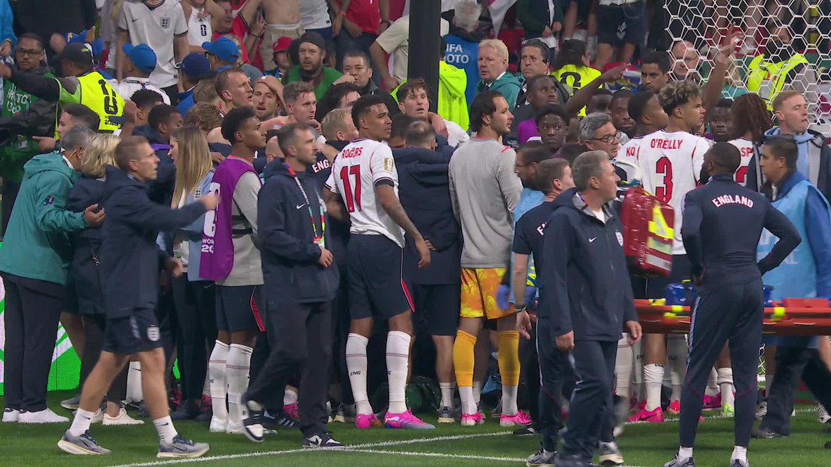 ¡INSÓLITO! Jordan Henderson fue retirado en camilla tras los festejos de la clasificación por caer mal al saltar los carteles de publicidad en el Estadio Azteca. ⚽ #ESPNMundial 📺 Mirá los mejores partidos de la #FIFAWorldCup por ESPN, en el Plan Premium de #DisneyPlus