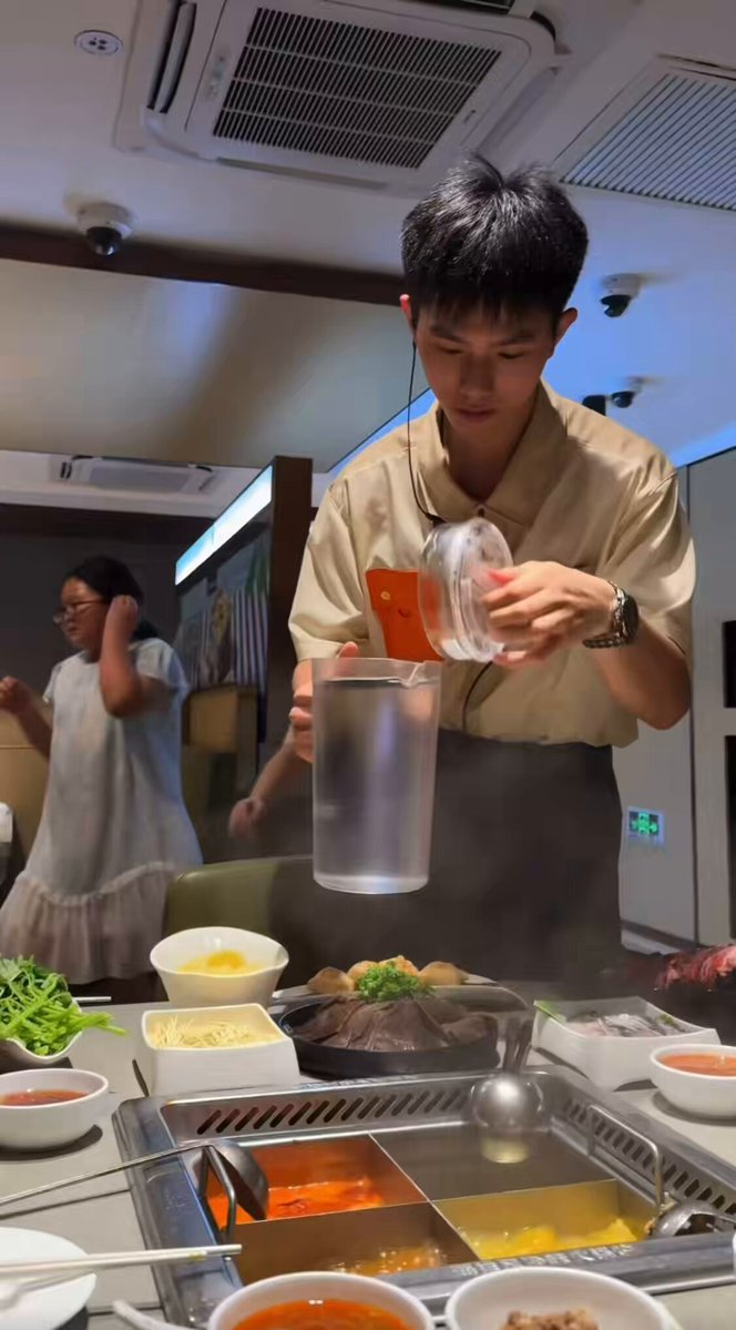 现在海底捞都开始卷颜值了吗？ 又找到回国的理由了。