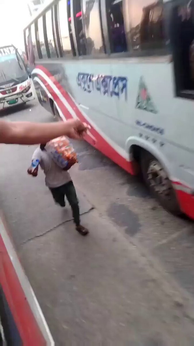 Not all superheroes wear capes. Some carry the weight of their responsibilities and still manage to run towards life with the biggest smile. Huge respect for the honest hustle. 🥺❤️🙌