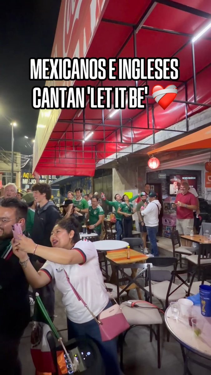 CON TACOS Y THE BEATLES 🎤 🌮 Así los mexicanos olvidan la derrota cantando 'Let It Be', junto a los ingleses, en un taquería.