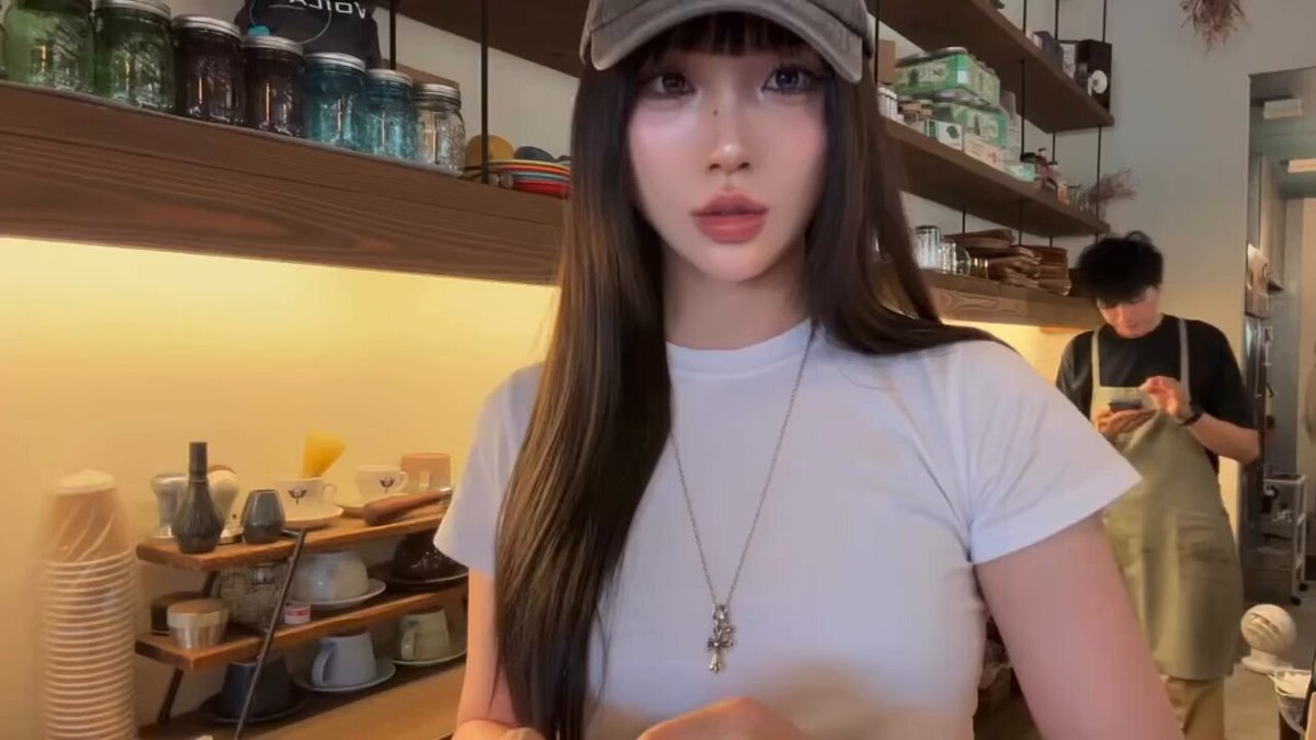 【タレコミ】カフェのキッチンでリップを塗り、髪を触りまくる承認欲求女さん、仕事中の「私」をインスタにUP！ 読唇すると「いらっしゃいませ」と言ってるので、営業中とのこと。 髪触りまくって、衛生管理どうなっとん？w #カフェ店員 #愛媛カフェ