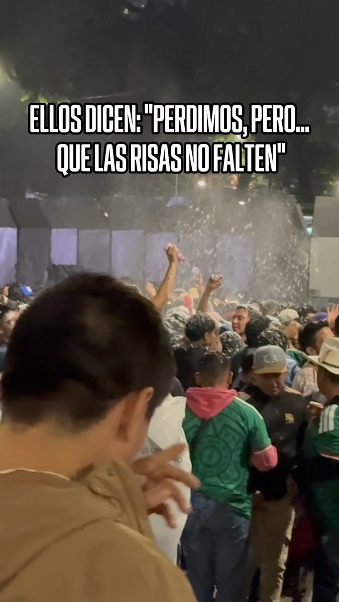 La afición mexicana aplica la de... Al mal tiempo, buena cara 😅 🇲🇽