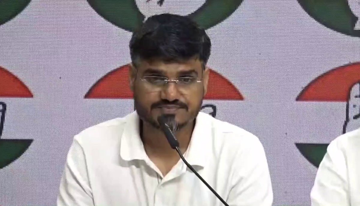 कांग्रेस लीडरशिप ने 30 अप्रैल को NSUI में इंटरनल इलेक्शन कराने के लिए सेंट्रेल इलेक्शन अथॉरिटी का गठन किया है, जो कि पूरे देश में फ्री एंड फेयर चुनाव कराने के लिए काम करेगी। हमने हर स्तर पर चर्चा करके चुनाव के लिए एक मॉड्यूल बनाया है। जिसमें तीन बातों को प्रमुखता से रखा है। • चुनाव सभी के लिए ओपन हो • चुनाव का एक्सेस सभी के लिए सरल हो • चुनाव पूरी तरह से पारदर्शी हो 2 चरण में हमने चुनाव कराने के लिए मॉड्यूल बनाया है पहले हम स्टेट में चुनाव की घोषणा करेंगे और एक मेंबरशिप अभियान शुरु करेंगे। मेंबरशिप के लिए कुछ नियम हैं। • आवेदन करने वाले छात्र होने के साथ ही भारत के नागरिक हों और संविधान में आस्था और निष्ठा रखते हों • उनकी आयु 16 वर्ष से 27 (वर्ष से कम) होनी चाहिए • कॉलेज का ID कार्ड और आधार कार्ड जरूर होना चाहिए मेंबरशिप की फीस 3 साल के लिए 45 रुपए है। ⦿ पहले चरण में कॉलेज और यूनिवर्सिटी प्रेसिडेंट का चुनाव होगा और कमेटी का गठन किया जाएगा ⦿ दूसरे चरण में यूनिवर्सिटी और कॉलेज प्रेसिडेंट मिलकर डिस्ट्रिक्ट प्रेसिडेंट, डिस्ट्रिक्ट कमेटी, स्टेट प्रेसिडेंट और स्टेट कमेटी का चुनाव करेंगे चुनाव और चुनाव की स्क्रूटनी अच्छे से होने के बाद रिजल्ट की घोषणा होगी। : K K Shastri जी 📍 दिल्ली