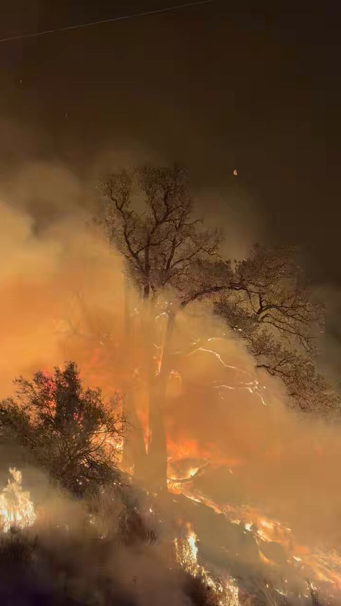 Esta nit hem treballat de valent a l’incendi d’Atzúebar. La feina ha anat bé però s’ha de veure l’evolució durant el dia. Esperem que siga favorable. Tenim uns i unes grans professionals a les emergències. Ara, a descansar.