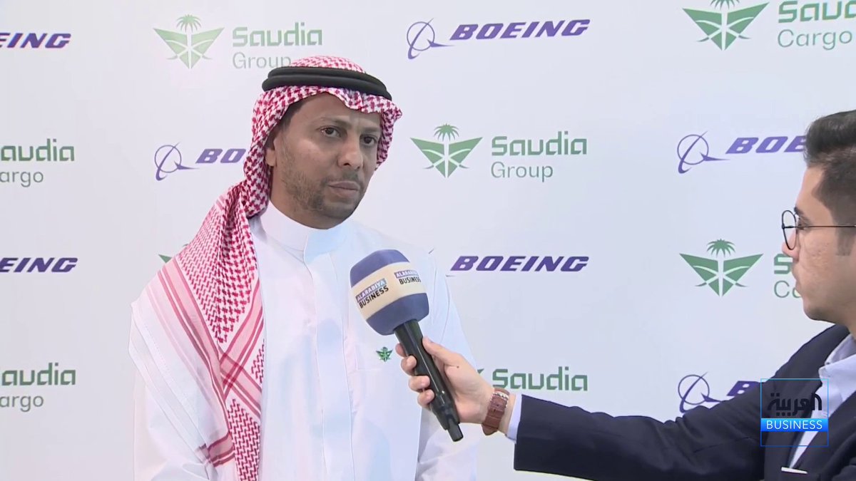 🔴 مجموعة السعودية توقع اتفاقية مع بوينغ لشراء أربع طائرات شحن من طراز 777.. ◀️ الرئيس التنفيذي للسعودية للشحن لؤي مشعبي في مقابلة مع "العربية Business" 📌 الطائرات الجديدة من بوينج ستصل في الفترة بين الربع الرابع 2026 والربع الثاني 2027 📌 عدد طائرات أسطولنا سيرتفع إلى 14 طائرة خلال الستة أشهر القادمة 📌 كمية الشحنات المنقولة سترتفع من 600 ألف طن تقريباً إلى ما يتجاوز المليون طن 📌 الأزمة الأخيرة أثبتت أهمية وتأثير السعودية في قطاع الخدمات اللوجستية العالمي 📌 السعودية للشحن تساهم في دعم مسيرة المشاريع الكبرى مثل نيوم والبحر الأحمر وقطاعات الترفيه والرياضة 📌 عقدنا شراكة عالمية كبيرة مع "تشاينا كارغو" وتم افتتاح أول مشروع مشترك العام الماضي في هونغ كونغ 📌 نمتلك شراكات مع "KLM Air France" وفي أمريكا مع "دلتا".. ونستهدف إعلان شراكات أخرى في الأشهر المقبلة #الأسواق_العربية #العربية_Business