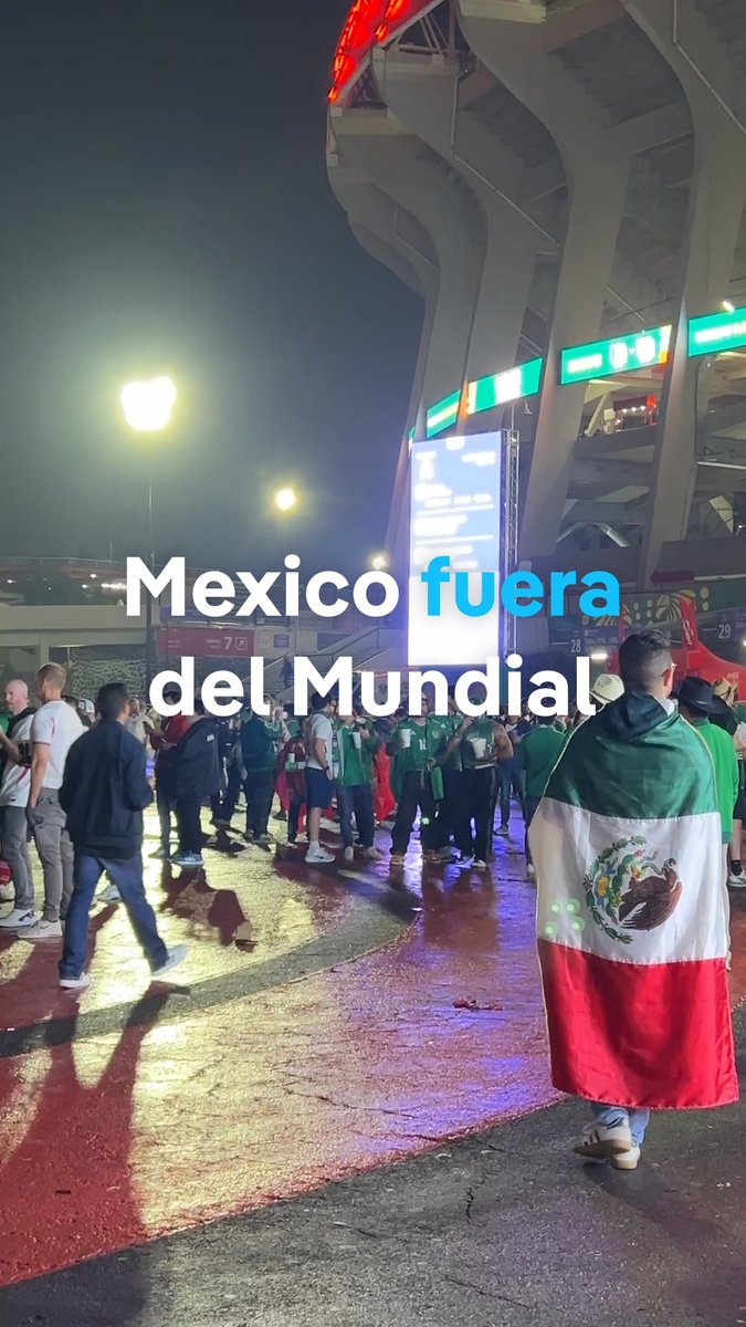 Desconsuelo en México tras la derrota en el Mundial "Jugamos como nunca, perdimos como siempre", cantaban los hinchas a la salida del estadio. Tras cuatro triunfos en cuatro partidos, ocho goles a favor y ninguno en contra, la selección mexicana cayó ante el equipo inglés por 1-3 #DWSports