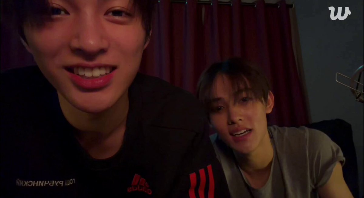 🐶: 'your bracelet is pretty (seonghyeon's bracelet)' 🐶: i have a ring too 🐶: why don't you talk about mine 🦊: because mine is prettier 🐶: mine is prettier!! these kids 😭 #KEONHO #건호