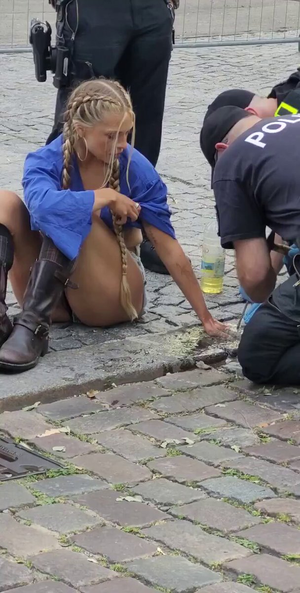 🔴Almanya’da Filistin’e destek gösterisi düzenleyen bir kadın, protesto sırasında elini çimentoyla yola sabitledi.