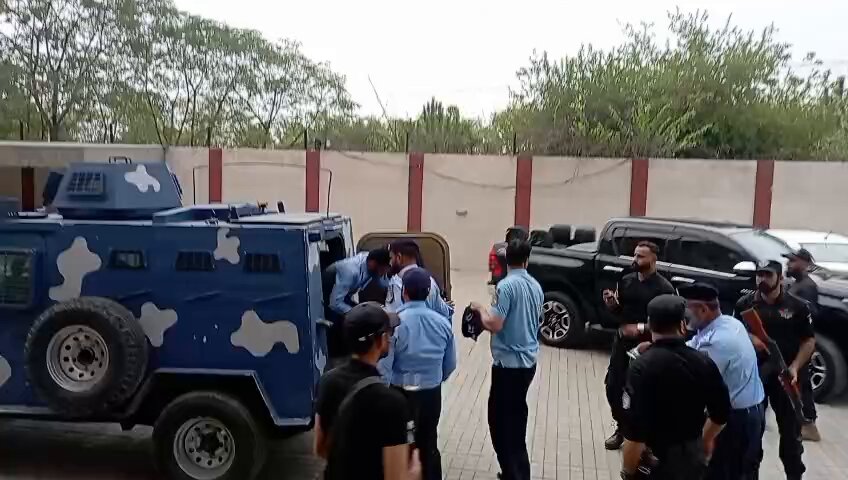 کیپٹن عاصم قتل کیس میں جج اور ملزم کے درمیان پریشان کن مکالمہ کیوں کیا ہے یہ کام؟ جج ابو الحسنات ذوالقرنین کا ملزم سعد عباسی سے استفسار میں لڑکی کے ساتھ تھا، بندہ آکر ہمیں ڈسٹرب کررہاتھا، ملزم سعدعباسی ڈسٹرب کیا، کیا اچھا کام کررہے تھے، جو ڈسٹرب کیا، جج ابو الحسنات