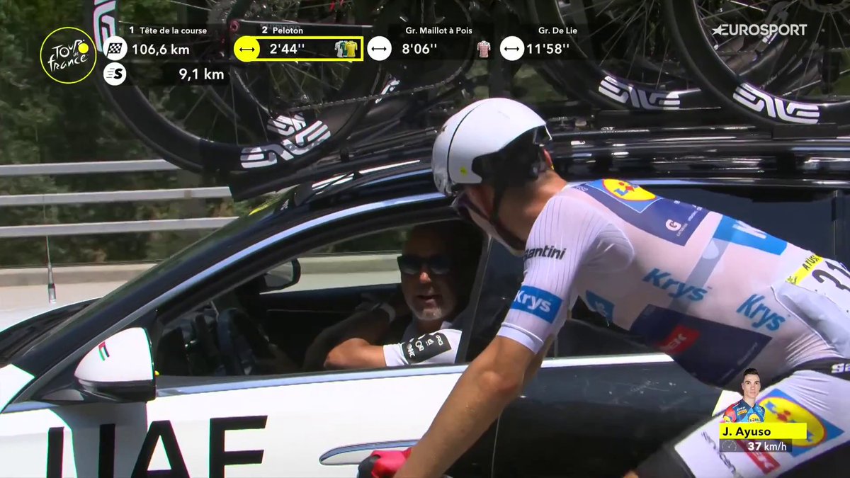 El buen rollo entre Juan Ayuso y el coche del UAE. 🤪 Joxean Fernández Matxin: "No te lo bebas" #TDF2026 #LaCasadelCiclismo