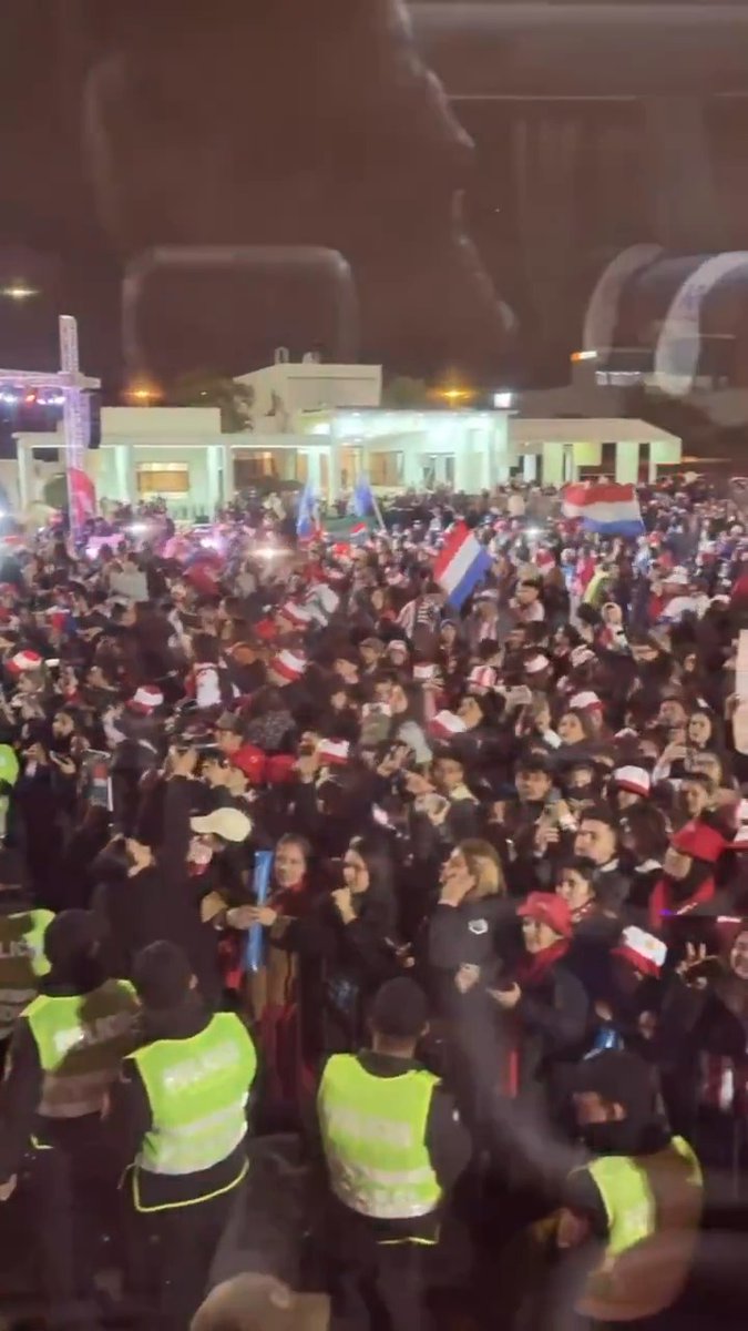 El INCREÍBLE RECIBIMIENTO al seleccionado de Gustavo Alfaro en Paraguay luego de la Copa del Mundo. 🇵🇾 📹 IG/albirroja