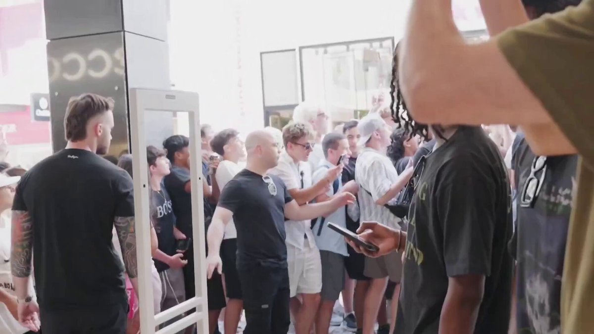 Giannis Antetokounmpo just linked up with Neon in Athens, Greece 🔥