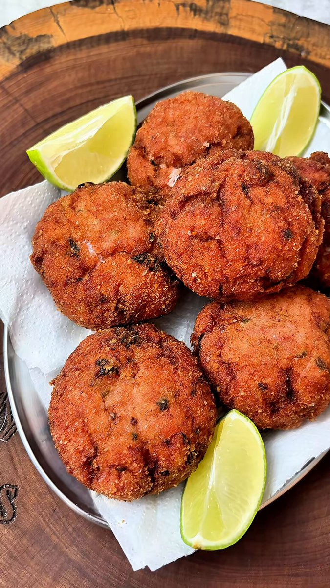 Pra voce que ama comida de boteco,este bolinho de linguiça com queijo é a melhor pedida. Confira essa receita imperdível do Tuka's BBQ Voce amassaria muito?