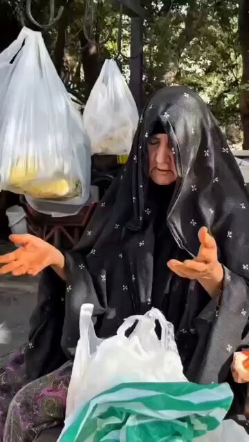 جزء من حياة ابناء الوطن #البحرين بينما افراد العائلة الحاكمة يعيشون بخيرات الوطن في قصور وبذخ مفرط حيث حتى كلاب أطفالهم يلبسونهم الذهب يعيش ابناء وطني تحت خط الفقر !! إلا لعنة الله على الظالمين !!! 💔🇧🇭