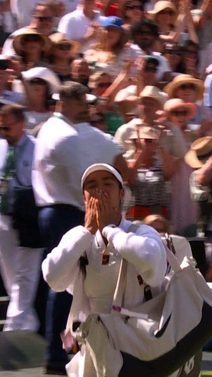 A standing ovation from Centre Court. Alex Eala 🫶 🇵🇭 #Wimbledon