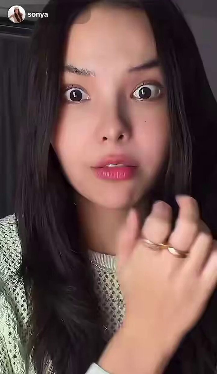 Faye joined sonya's live and sent her a gift 🤩 Fans: Faye is here Sonya : wait really? WAIT WHAT?? nononooo 😳 Sonya : sawadeeka 🫣 Sonya winning as fangirl 😭 #FayePeraya #ฝ้ายพีรญา #SonyaSaranphat