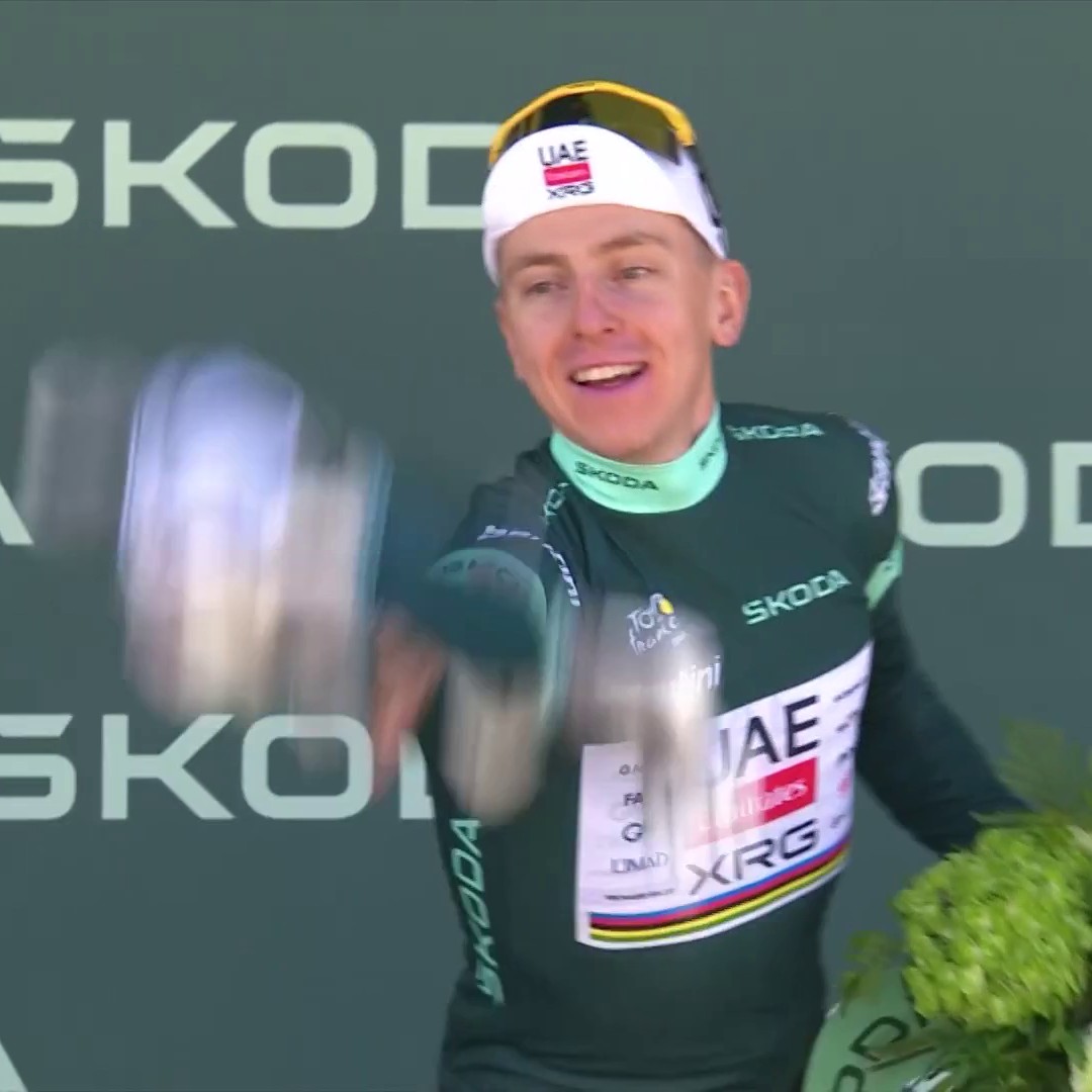 Premier UAE Emirates-XRG à avoir roulé sur cette 3e étape, Florian Vermeersch a terminé à 25'22" de Tadej Pogacar. Le Belge a franchi la ligne d'arrivée au moment du podium du maillot vert pour le Slovène, qui lui a envoyé la peluche. #TDF2026