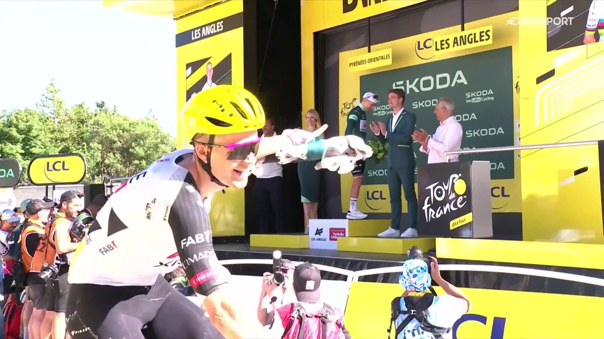 Florian Vermeersch passa sotto al podio proprio quando Pogacar viene premiato per la Maglia Verde 😁 #Ciclismo #Cycling #TourdeFrance #TDF2026 #Pogacar
