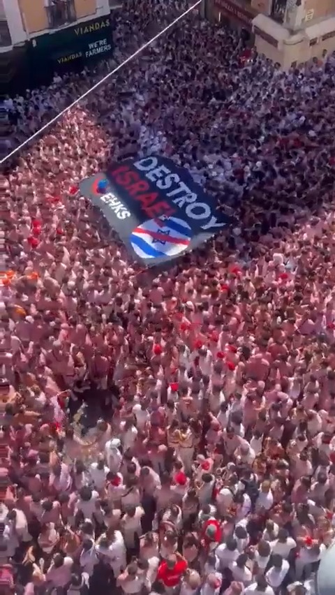 More anti-Jewish hate in Spain 🇪🇸: At the running of the bulls festival, a giant sign was unfurled, calling for the destruction of the country where over half of world Jewry lives. Spain kicked out all its Jews in 1492. I guess they still don't want us to have anywhere to go.
