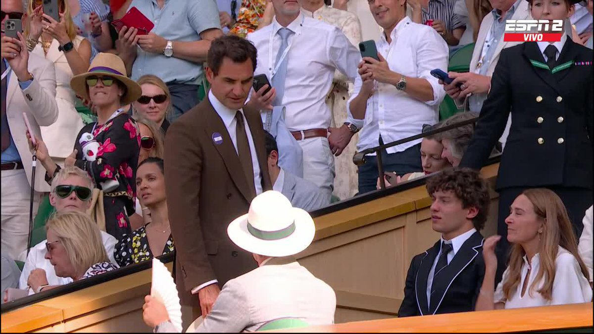 ¡Encuentro de cracks! Roger Federer y Kimi Antonelli, juntos en el All England. 🔝🙌 📺 Mirá #Wimbledon en el Plan Premium de Disney Plus.