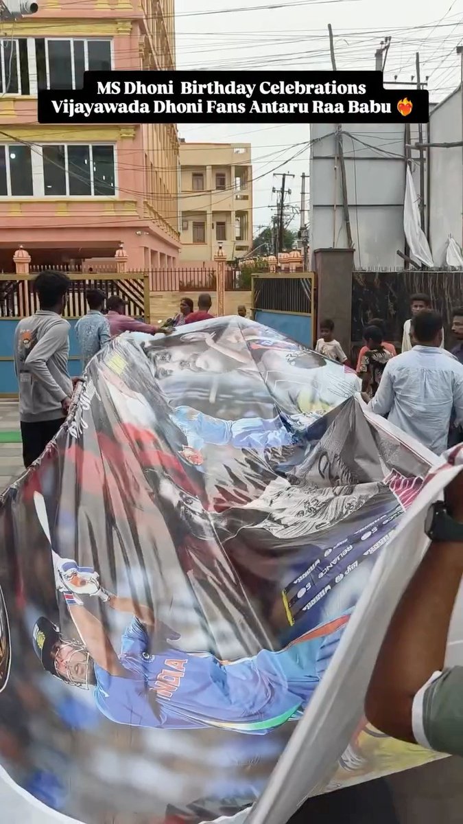 మా Thala fans ఎప్పుడూ మాస్. 🔥 #WhistlePodu #MadeWithYellove 🎥 : bezawada_royal_city