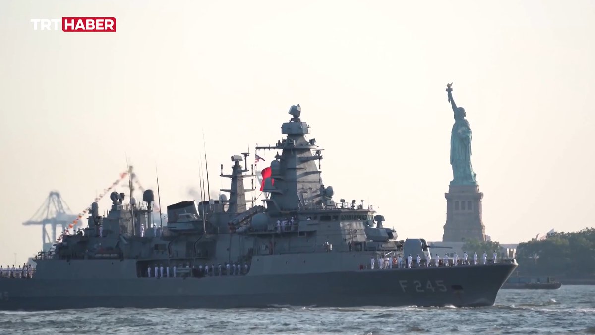🇹🇷⚓️Türk Deniz Kuvvetleri’nin göz bebeği TCG Oruçreis New York'ta boy gösteriyor. Yerli savunma sistemleriyle donatılan TCG Oruçreis, ABD’nin kuruluş yıl dönümü için düzenlenen geçit töreninde Türkiye'yi temsil etti. Fırkateynin kaptan ve mürettebatı TRT Haber ekibini ağırladı.