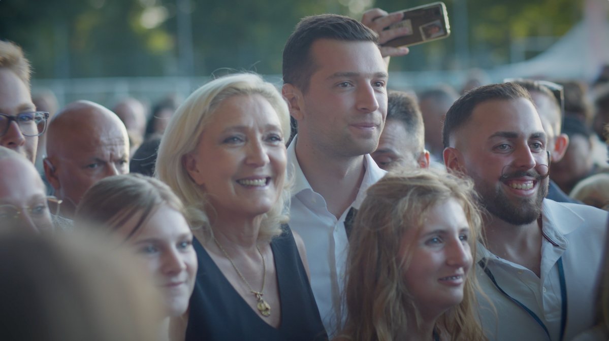 À la veille d’une décision qui comptera bien au-delà d’un simple rendez-vous judiciaire, je veux m’adresser à Marine Le Pen, à la militante, à la dirigeante politique et à l’amie qu’elle est. Il y a quatorze ans, jour pour jour, depuis la cité HLM de Saint-Denis où j’ai grandi, c’est elle qui m’a donné le goût de l’engagement, l’envie de consacrer mon temps, mon énergie, et désormais ma vie à servir des idées, un peuple et son drapeau. J’avais seize ans, j’ignorais tout de l’endroit où ce chemin nous conduirait. Mais je savais déjà pourquoi il nous fallait l’emprunter. Au fil des années, sous le regard des Français, Marine m’a accordé sa confiance, son soutien sans faille, puis son amitié. Elle m’a permis d’assumer des responsabilités que je n’aurais jamais imaginé exercer lorsque, adolescent, j’ai décidé de franchir pour la première fois la porte d’un parti politique. Depuis toutes ces années à ses côtés, dans cette vaste aventure humaine, j’ai vu le combat politique dans ce qu’il a de plus exigeant, de plus rude, parfois de plus injuste. Avec Marine, nous avons vécu les joies des campagnes victorieuses, les succès politiques arrachés à force de travail et de persévérance, mais aussi les défaites, les déceptions, les trahisons et, parfois, les larmes des épreuves personnelles. Chaque jour, au contact des Français, nous mesurons leurs difficultés, leurs inquiétudes et parfois leur découragement. Nous entendons leurs souffrances, leur sentiment d’abandon, mais aussi leur immense espérance : celle de voir la France retrouver sa force, son unité, sa liberté et sa fierté. C’est cette attente d’une renaissance française qui guide notre engagement et qui nous donne, malgré les épreuves, la volonté de continuer à nous battre. Il y a chez Marine Le Pen des forces que rien n’a jamais pu lui enlever : la solidité, la résilience, et par dessus tout la conviction profonde que la France mérite qu’on se batte pour elle. Plus que quiconque, je peux témoigner de sa sincérité pour vous, de son honnêteté, de son amour des Français. Ce soir, je veux lui redire publiquement ce que je lui dis dans la vie : mon soutien est total, et ma fidélité ne dépendra jamais des circonstances. Je n’oublie pas à qui je dois d’avoir trouvé le chemin de l’engagement. Et je n’oublie pas les combats que nous nous sommes promis de mener ensemble. Demain sera un jour important, hors normes. Mais je veux le redire ici : rien ne peut justifier que Marine Le Pen soit écartée du choix des Français et empêchée de se présenter devant eux. À l’heure où des millions de Français placent en elle leurs espoirs et leur confiance, la priver de la possibilité de solliciter leurs suffrages constituerait une atteinte lourde au libre choix du peuple français. Quoi que nous réservent les prochaines 24 heures, nous continuerons, avec la même détermination, avec la même fidélité à ceux qui comptent sur nous. À vous Marine, je veux simplement dire ceci : vous avez pu compter sur moi hier, vous pouvez compter sur moi aujourd’hui et vous pourrez compter sur moi demain. Ensemble, pour tous les Français, jusqu’à la victoire.