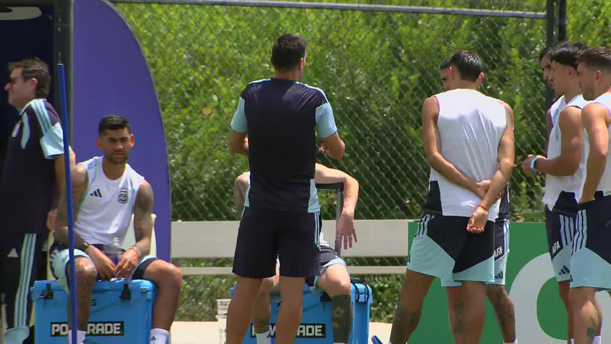 Antes de arrancar el entrenamiento, charla técnica de Lionel Scaloni con Leo Messi y los referentes pensando en el duelo ante Egipto. ⚽ #ESPNMundial 📺 Mirá los mejores partidos de la #FIFAWorldCup por ESPN, en el Plan Premium de #DisneyPlus
