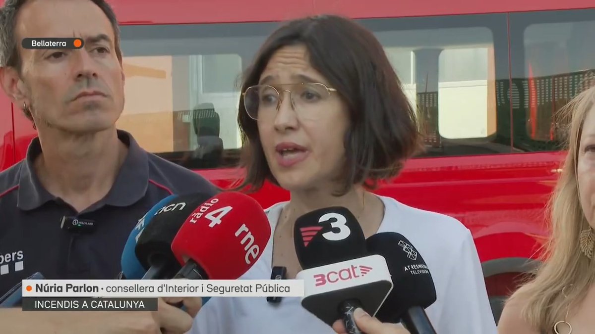 "Estem treballant en 3 incendis actius, i ens preocupa especialment el de Sentmenat. Ha cremat 30-40 hectàrees i té un potencial que supera les 2.000." Núria Parlon, consellera d'Interior, informa de l'última hora dels incendis a Catalunya