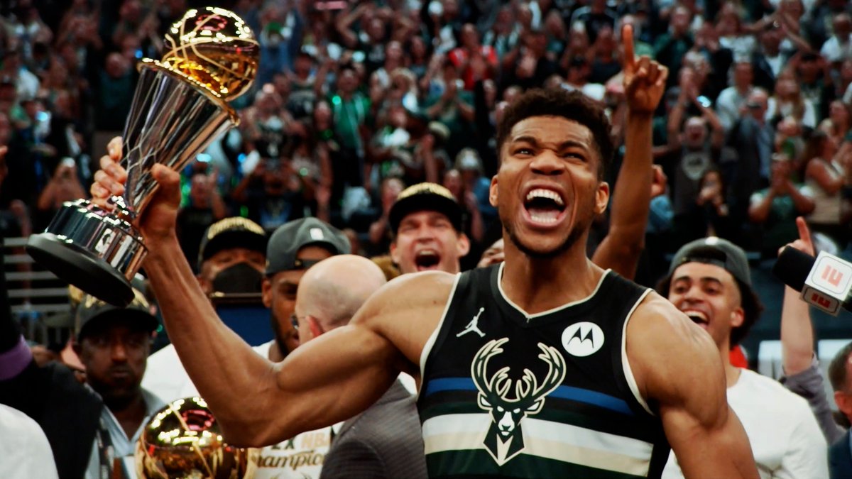 “Espero que traer un campeonato a esta ciudad haya significado algo para ustedes, porque significó mucho para mí.” Oficializado el traspaso, Giannis se despide de los Bucks, y de la ciudad de Milwaukee.