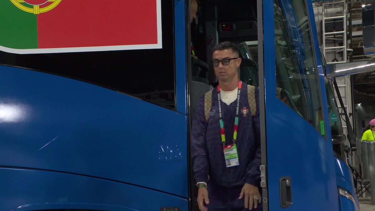 ¡HOLA, BICHO! 👋🏽🫡 😎 Cristiano Ronaldo ya está en el estadio para enfrentar a España por los octavos de final del #MundialEnDSPORTS. CR7 tiene AURA. 🔝 #FIFAWorldCup