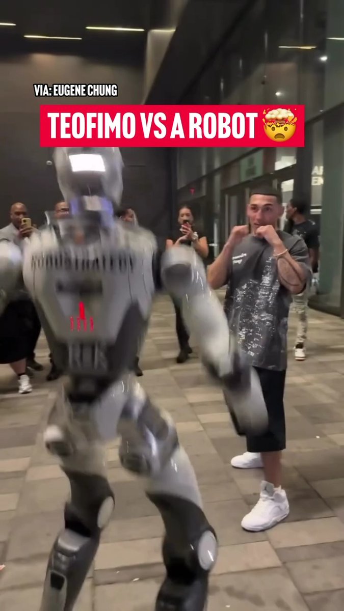 Teofimo Lopez squared up with a robot 😳🤖