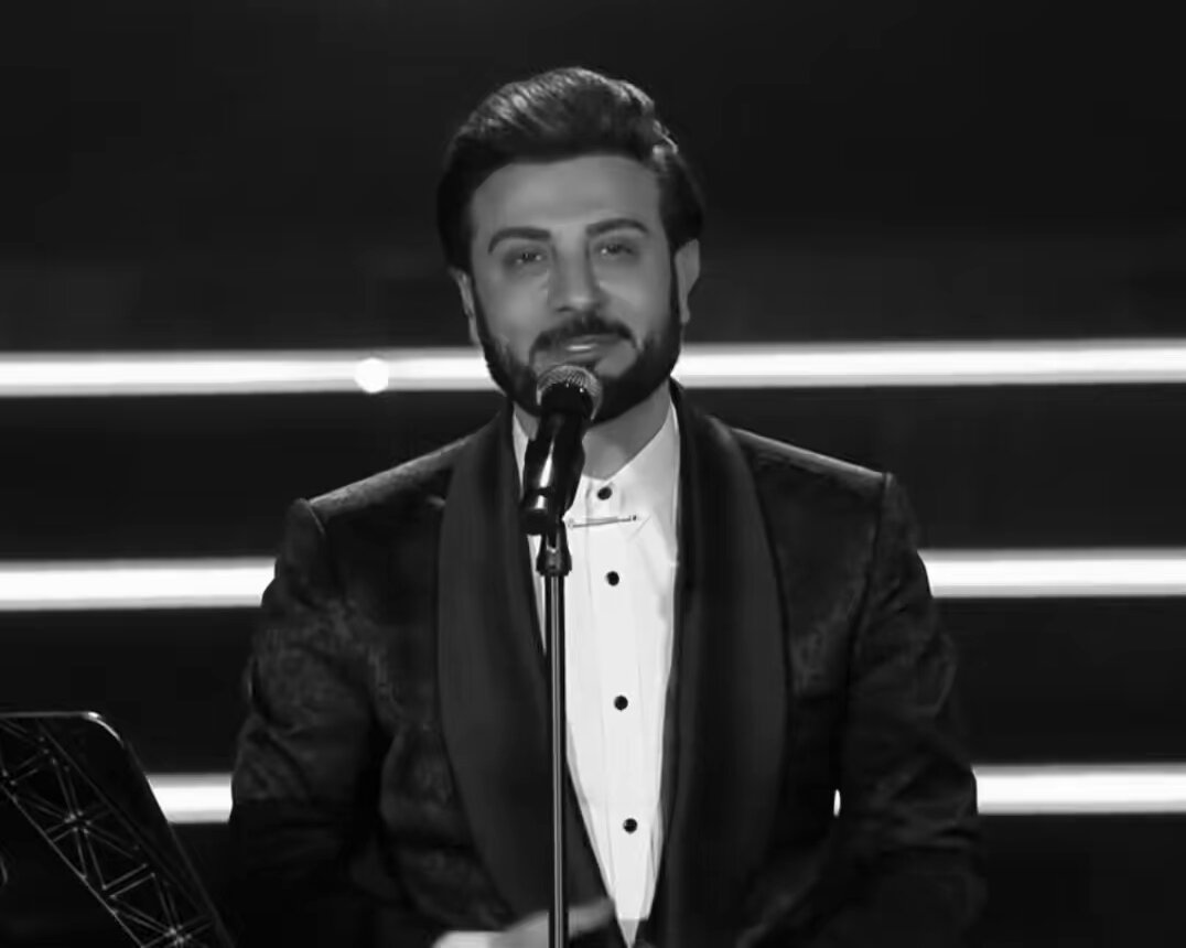 و أن لمحتوني بكيت لحد يمسح عيوني يمكّن الذكرى تطيح مع دمعي لو ذرف